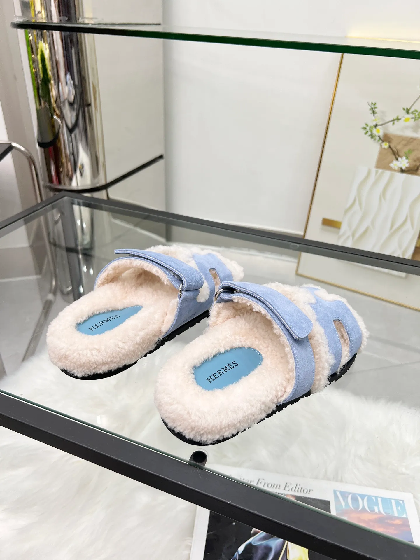 👟👟Ex-factory price 440👟👟 🌸[HERMES] My horse’s classic hot style second uncle🐑wool slippers🆕 are now available. A must-have item for autumn and winter ✅ Versatile and fashionable at home and out on the street 🍀The colors are extremely colorful! Walking Tuscany! TPR non-slip outsole is super light ️ Super comfortable on the feet without any sense of restraint I can’t stop drinking coffee ☕ My second uncle can’t take it off Color: maroon sand color light gray haze blue leather surface black code number: 35-40 (41 customized, non-returnable) Factory ready supply